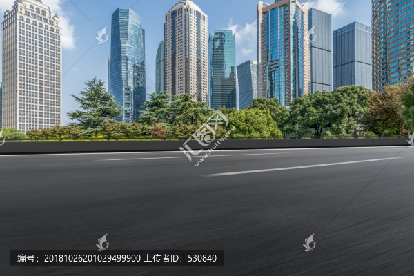 柏油路面和上?，F(xiàn)代建筑群
