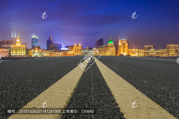 柏油馬路和上?，F(xiàn)代建筑群