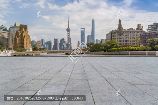 地磚路面和上?，F(xiàn)代建筑群