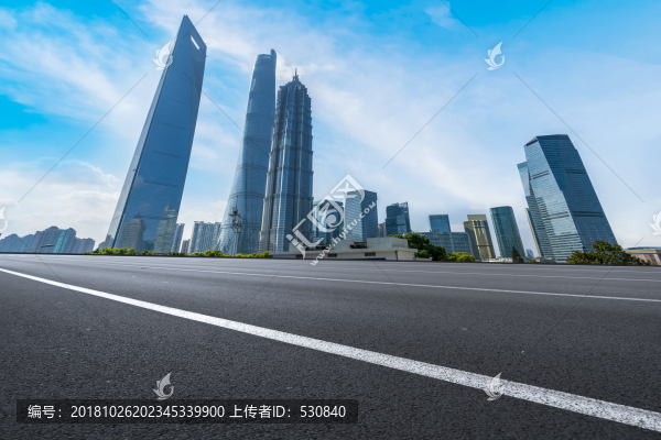 地面劃線和上?，F(xiàn)代建筑群