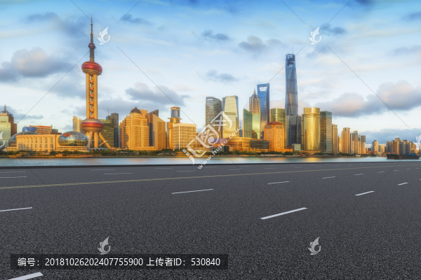 地面劃線和上?，F(xiàn)代建筑群