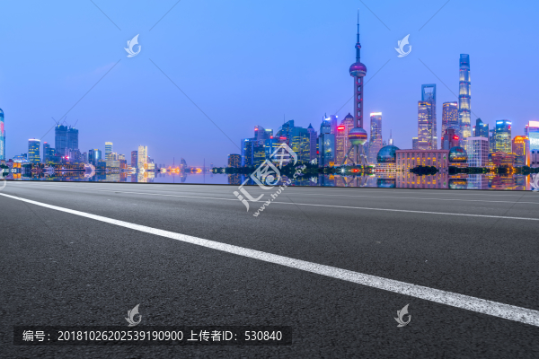 地面劃線和上?，F(xiàn)代建筑群
