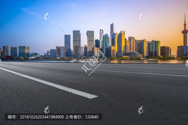 道路地面和上海現(xiàn)代建筑天際線