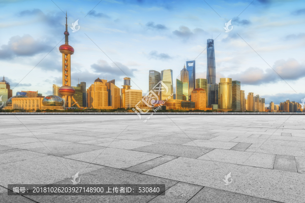 地磚路面和上?，F(xiàn)代建筑群天際線