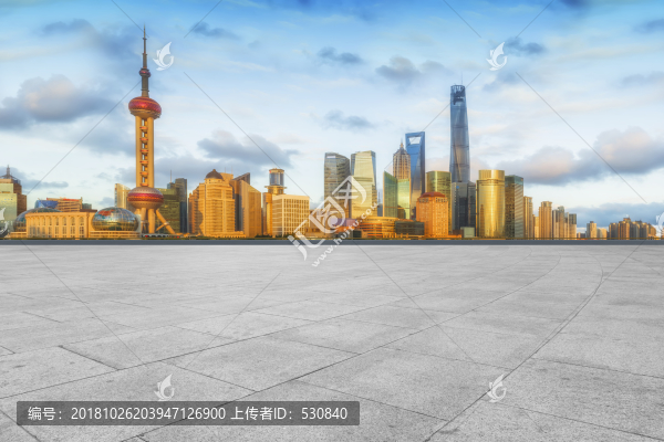 地磚路面和上?，F(xiàn)代建筑群天際線