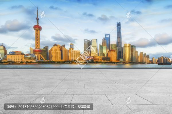 地磚路面和上?，F(xiàn)代建筑群天際線