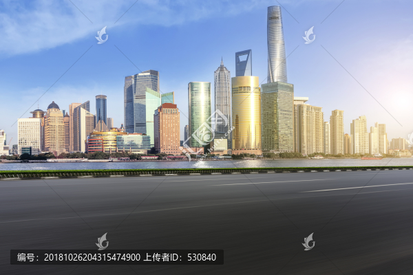 柏油馬路和陸家嘴建筑天際線