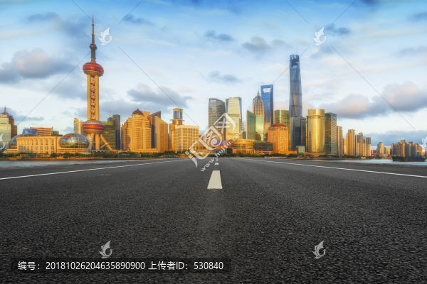 道路地面和陸家嘴現(xiàn)代建筑群