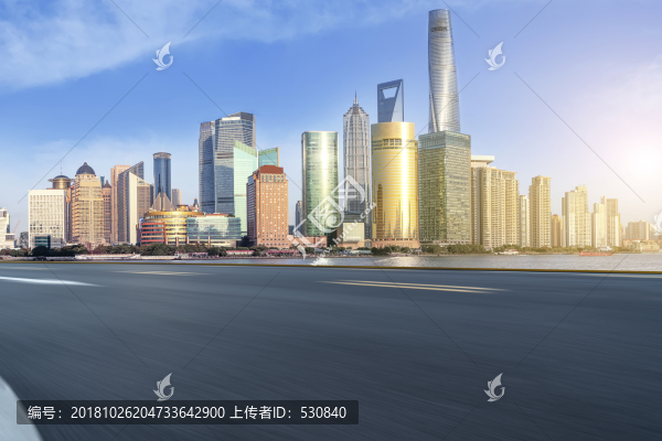 柏油馬路和現(xiàn)代建筑天際線
