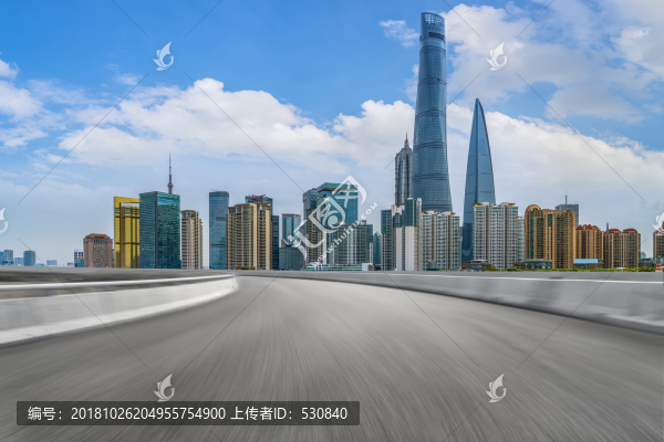 柏油馬路和陸家嘴建筑群天際線
