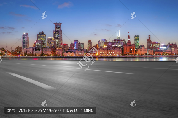 道路路面和陸家嘴金融區(qū)現(xiàn)代建筑