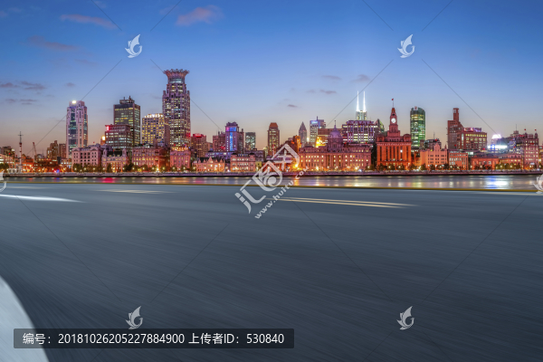 道路路面和陸家嘴金融區(qū)現(xiàn)代建筑