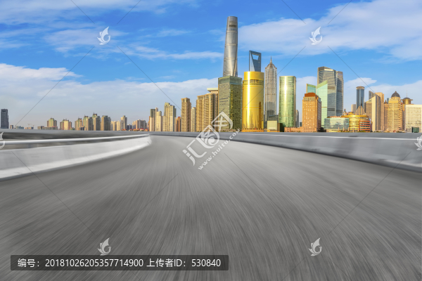 道路路面和陸家嘴金融區(qū)現(xiàn)代建筑
