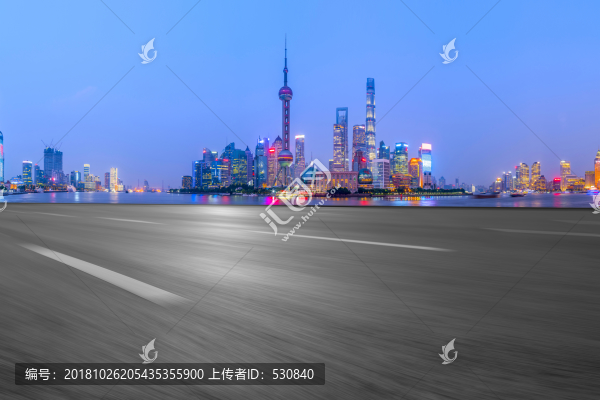 柏油馬路和現(xiàn)代建筑天際線