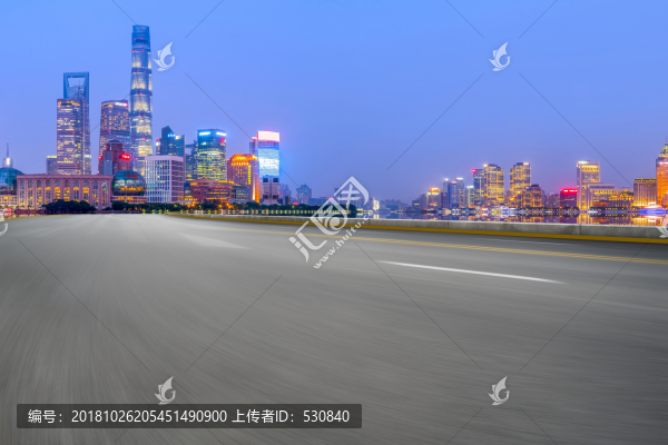 柏油馬路和現(xiàn)代建筑天際線