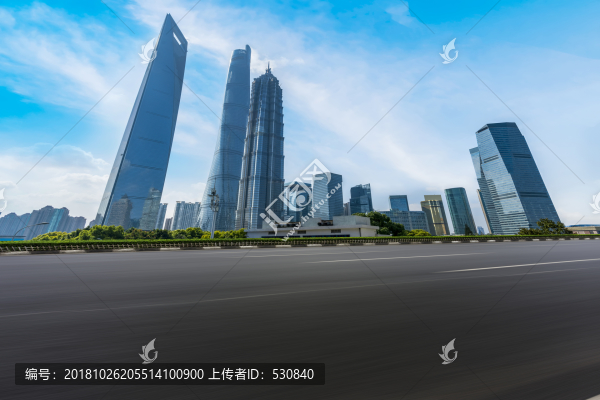 柏油馬路和現(xiàn)代建筑天際線