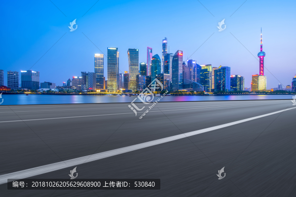 柏油馬路和現(xiàn)代建筑天際線