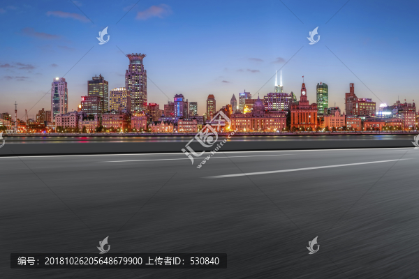 柏油馬路和現(xiàn)代建筑天際線