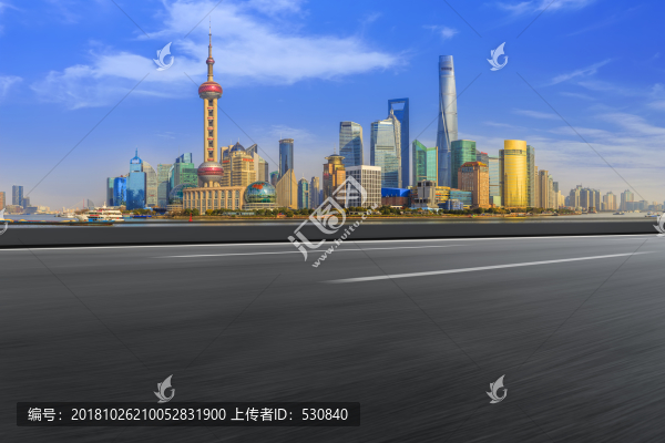 柏油馬路和上海摩天大樓