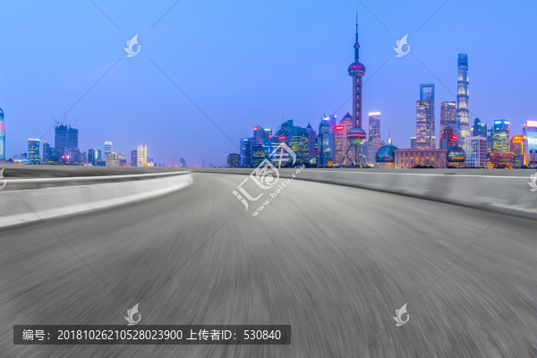 瀝青路面和陸家嘴金融區(qū)