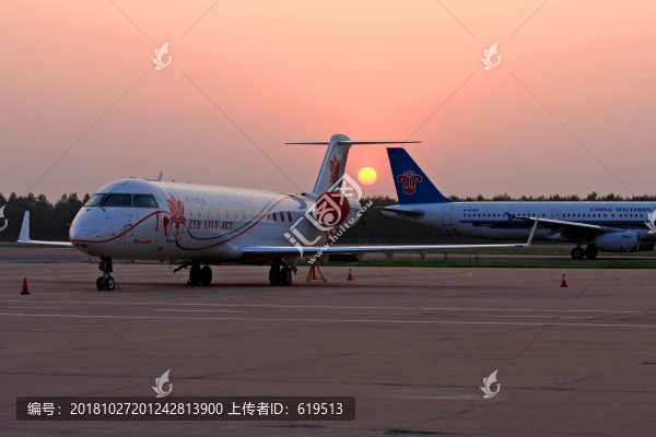 夕陽下的飛機(jī)