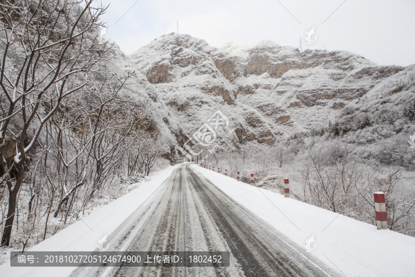 下雪后的道路