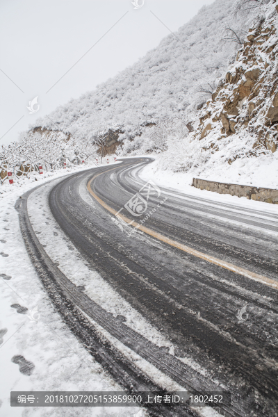 雪后結冰的公路