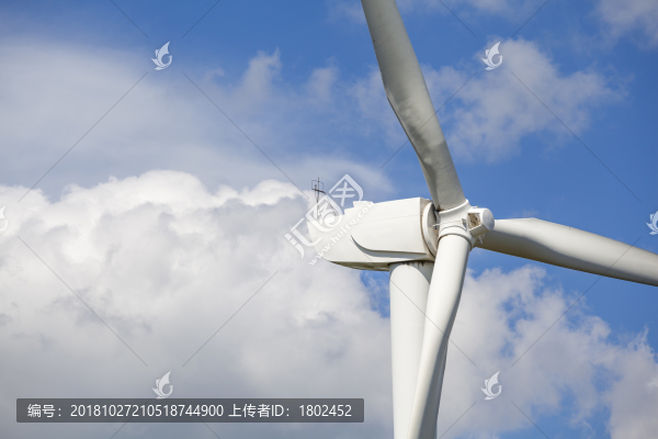 藍(lán)天白云下的風(fēng)電風(fēng)車