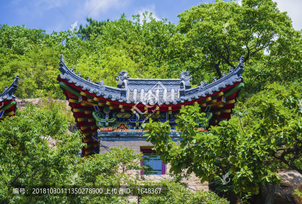 千山皈源寺觀音洞鐘樓與樹木