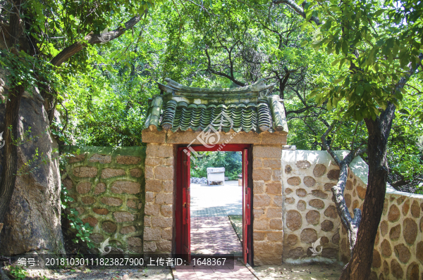 千山皈源寺舊址偏門與樹木