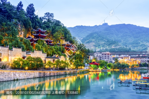 鎮(zhèn)遠(yuǎn)風(fēng)光青龍洞夜景