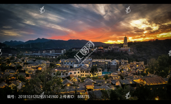 霞光中的村莊