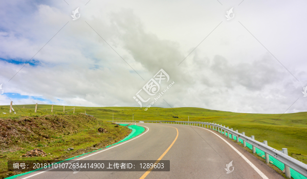 藍(lán)天白云下的公路