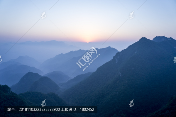 山巒日出