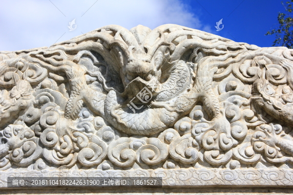 龍首石雕