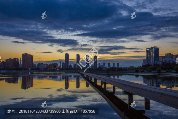 城市晨光