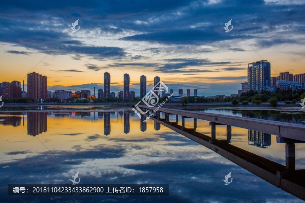 城市晨光