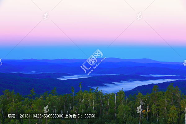 清晨山林云海