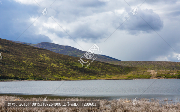 峽谷中的青山綠水