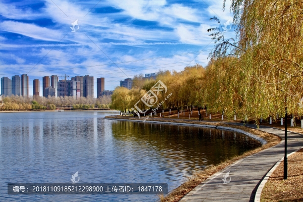 湖畔藍(lán)天高樓