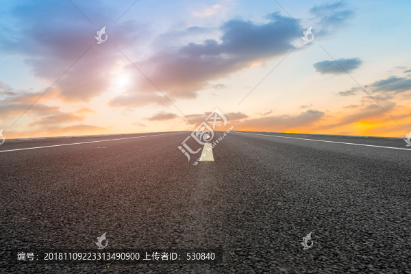 高速公路和天空云彩