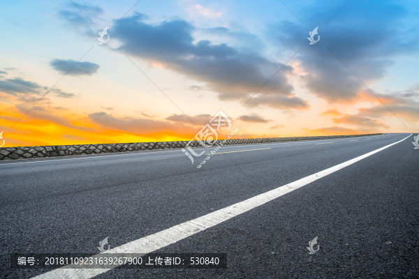 城市道路柏油馬路和天空云彩