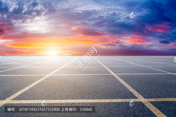 城市道路柏油馬路和天空云彩