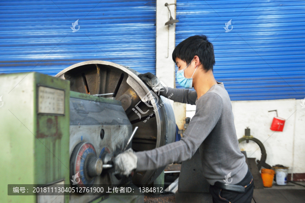 操作數(shù)控車床的工人