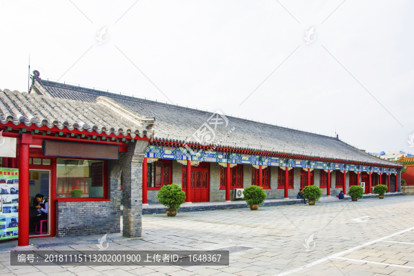 沈陽故宮停車場與一側(cè)建筑
