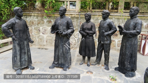 高陽與學(xué)生雕塑