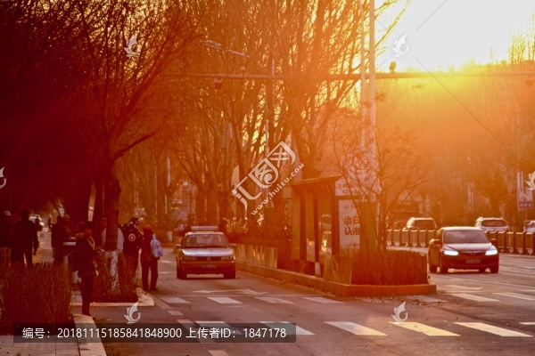 夕陽(yáng)下等公交車的人