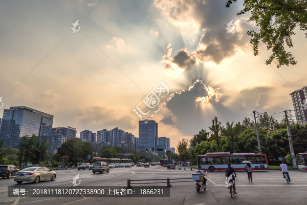 夕陽西下的成都街頭