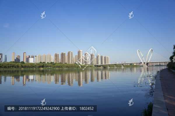 城市河邊建筑中住宅樓