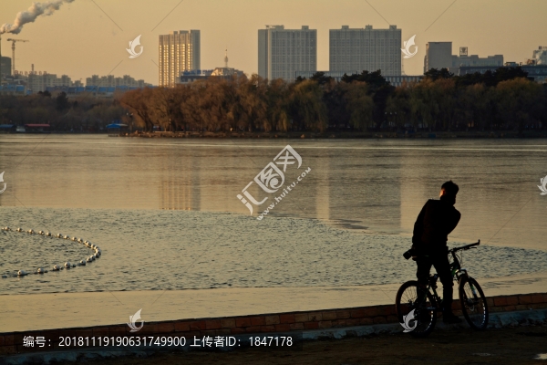夕陽(yáng)下